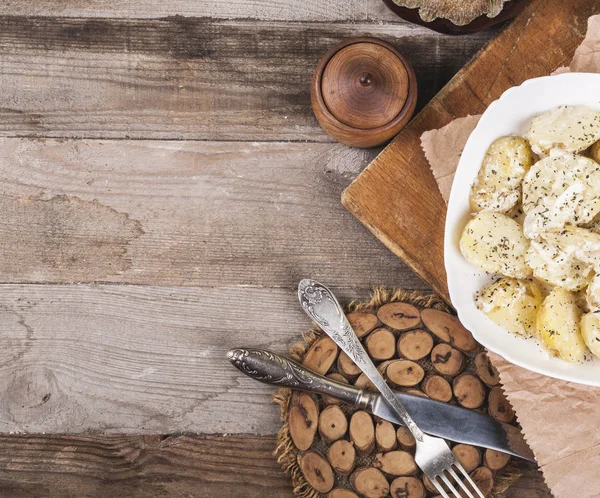 Gekochte Kartoffeln Auf Einem Weißen Teller Nahrungsmittel Holzuntergrund Holzbesteck Blick — Stockfoto