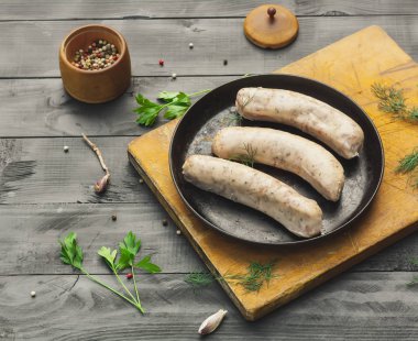 Baharat ve otlar ile barbekü için tavuk sosis