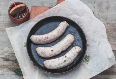 Baharat ve otlar ile barbekü için tavuk sosis