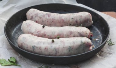 Baharat ve otlar ile barbekü için tavuk sosis