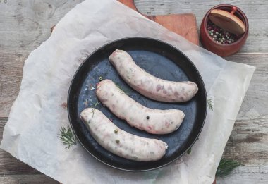 Baharat ve otlar ile barbekü için tavuk sosis