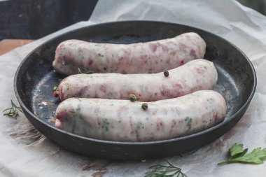 Baharat ve otlar ile barbekü için tavuk sosis