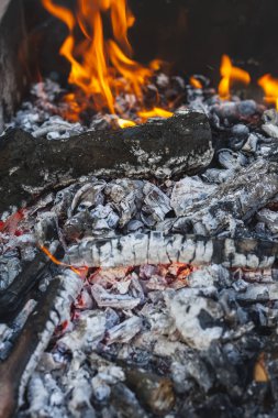 Bir Moğol BBQ bir alev ile ahşap kömürleri