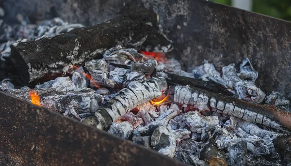 Carvões de madeira com uma chama em um bbq mongol — Fotografia de Stock