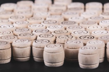 Ahşap arka planda Rus loto. Loto oyunu. Üst görünüm