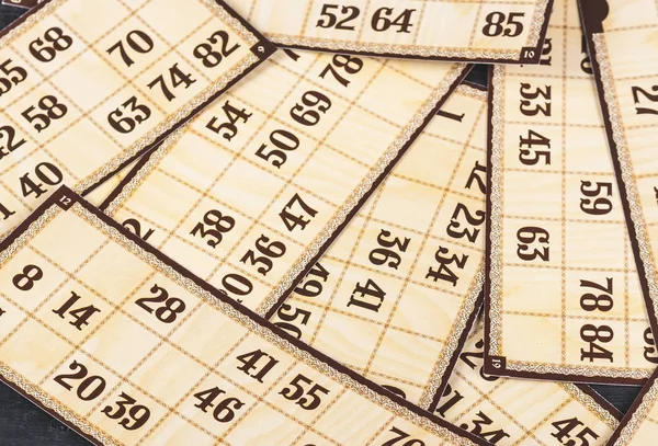 Ahşap arka planda Rus loto. Loto oyunu. Üst görünüm
