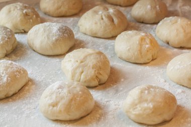 Mutfakta masada un ile ham hamur taze parçalar