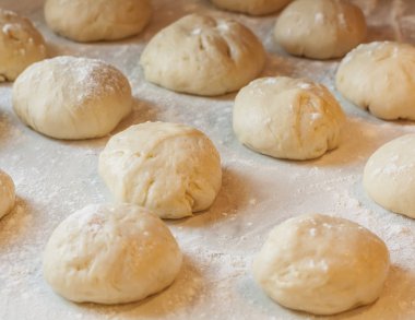 Mutfakta masada un ile ham hamur taze parçalar