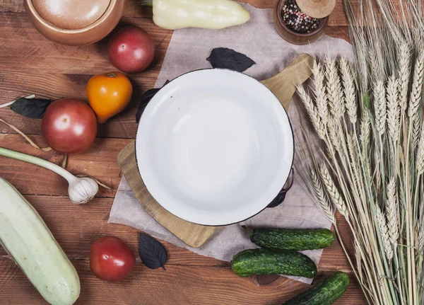 Legumes frescos na cozinha: tomates, pimentas, pepinos, g — Fotografia de Stock