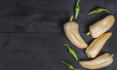 Tahta standda taze biber. Vejetaryen gıdalar. 