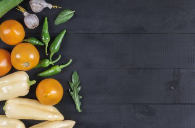 Taze sebze biber, domates, kabak ahşap bir tahta Ra