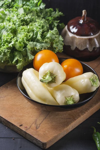 Свежие овощи на деревянной доске. Веганская еда . — стоковое фото