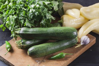 Kabak. Tahta tahtada taze sebzeler. Vegan gıda.