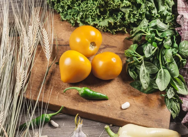 Taze sarı domates, otlar ve sebzeler. Vitamin. Ürünler 