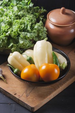 Tahta standında sarı domates ile taze biber. Vejetaryen fo