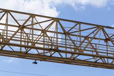 Mavi gökyüzü arka plan üzerinde Inşaat vinç kulesi. Vinç ve yapı