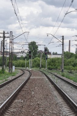 Raylar ve çapraz bağlar. Demiryolu yolu, konsept, yakın çekim