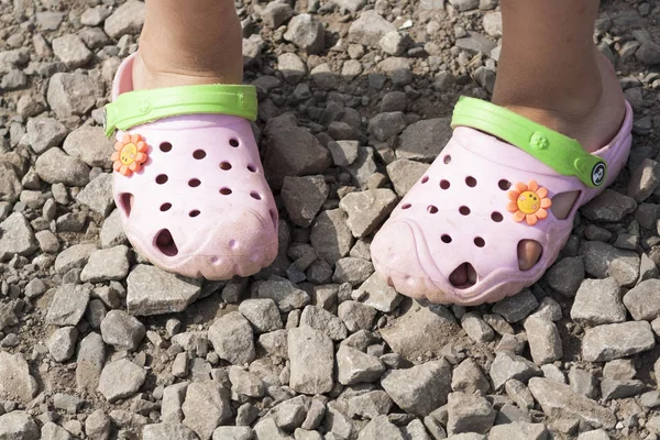 Bir taş yolda plaj terlik Crocs kız