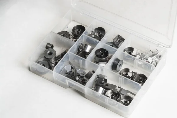 Dikiş makinesi için demir parçaları ile Plastik kutu — Stok fotoğraf