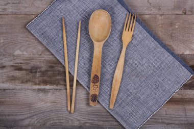 Ahşap bir masa kaşık çatal corkscr üzerinde eski ahşap mutfak gereçleri