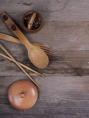 Ahşap bir masa kaşık çatal corkscr üzerinde eski ahşap mutfak gereçleri