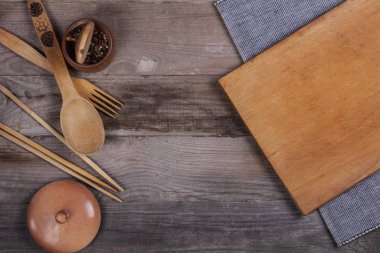 Ahşap bir masa kaşık çatal corkscr üzerinde eski ahşap mutfak gereçleri