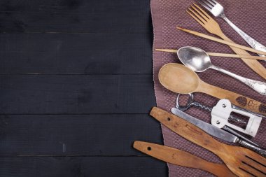 Ahşap bir masa kaşık çatal corkscr üzerinde eski ahşap mutfak gereçleri