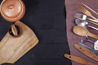 Ahşap bir masa kaşık çatal corkscr üzerinde eski ahşap mutfak gereçleri