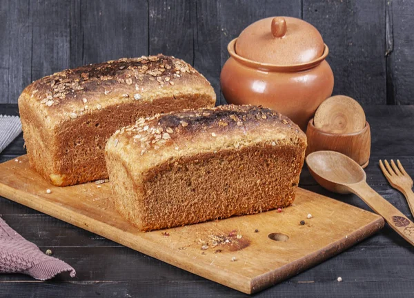 Свежие домашние торты. Большой домашний хлеб из семян овса на дереве — стоковое фото