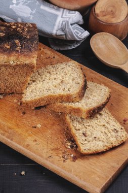 Taze kesilmiş. Mutfak tahtasının tepeleri.