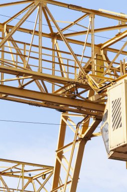 Mavi gökyüzü arka plan üzerinde Inşaat vinç kulesi. Vinç ve yapı