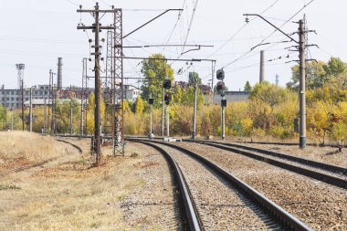 Demiryolu, raylar, taş zemin üzerinde eski terk edilmiş demiryolu rayları