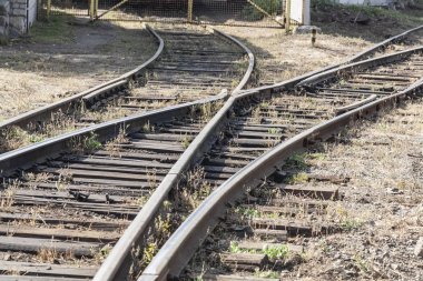 Demiryolu, raylar, taş zemin üzerinde eski terk edilmiş demiryolu rayları