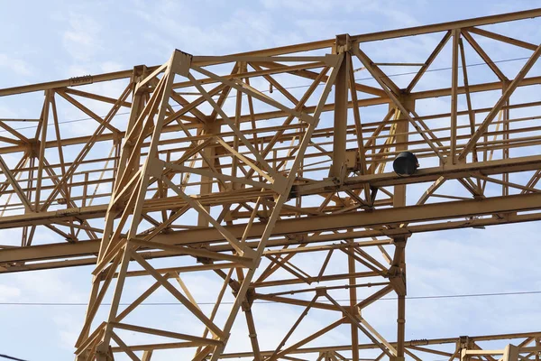 Torre de la grúa de construcción sobre fondo azul cielo. Grúa y construcción —  Fotos de Stock