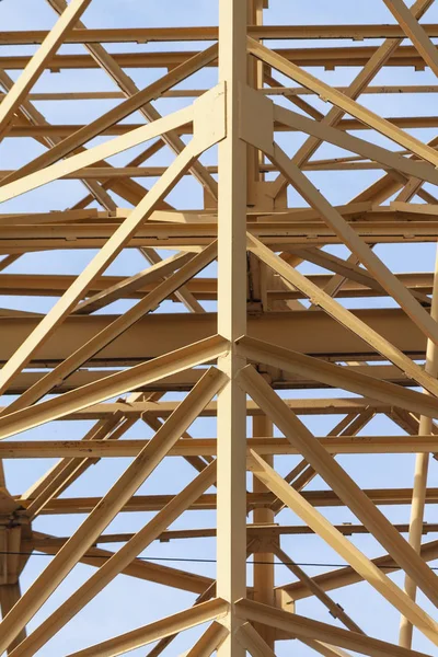 Torre de la grúa de construcción sobre fondo azul cielo. Grúa y construcción — Foto de Stock