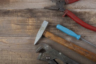 Ahşap arkaplan görünümünde inşaat araçları