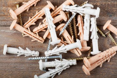 Ahşap arkaplan görünümünde inşaat araçları