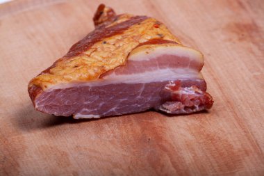 Ahşap mutfak tahtasının üzerinde doğranmış pastırma.