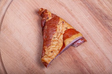 Ahşap mutfak tahtasının üzerinde doğranmış pastırma.