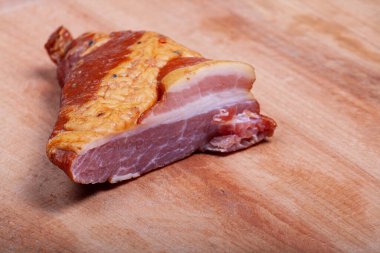 Ahşap mutfak tahtasının üzerinde doğranmış pastırma.