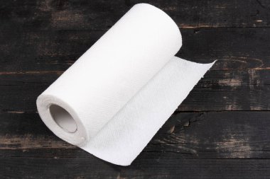 Koyu ahşap arka planda beyaz peçeteler.