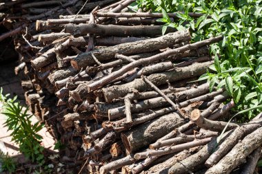 Bir yığın doğranmış küçük tahta çubuk.