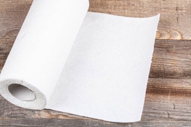 Koyu ahşap arka planda beyaz peçeteler.