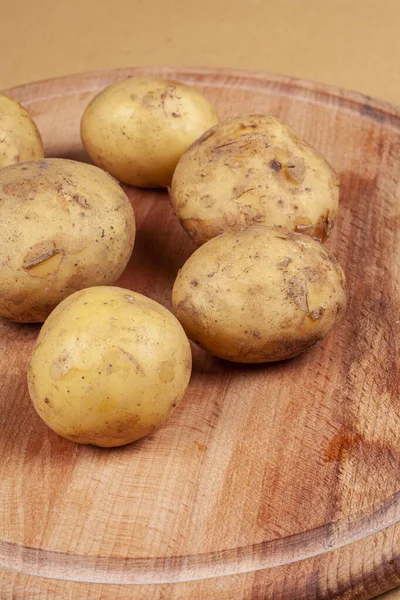 Patatas Frescas Crudas Sobre Fondo Madera —  Fotos de Stock