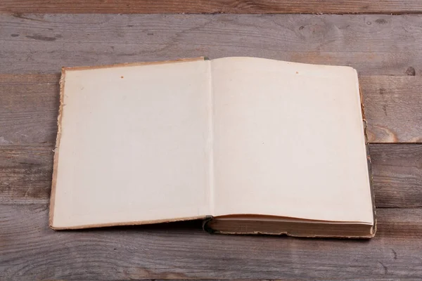 Livro Vintage Muito Antigo Sobre Fundo Madeira Escura — Fotografia de Stock