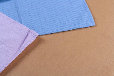 Koyu ahşap arka planda renkli mutfak havluları.