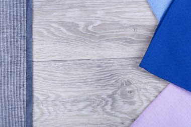 Koyu ahşap arka planda renkli mutfak havluları.