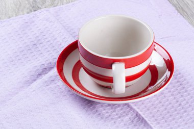 Renkli havluların arka planında büyük bir bardak.