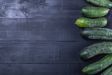 Sebzeler koyu ahşap arka plan görünümünde.