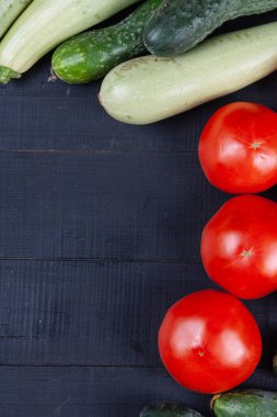 Sebzeler koyu ahşap arka plan görünümünde.